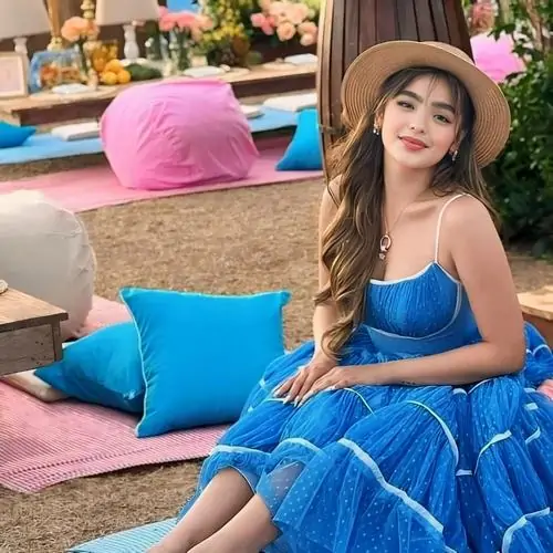 Trong khung cảnh du thuyền nhiều màu, ảnh hoa hậu thế giới ghi lại cô gái váy xanh ngồi thư thái với nụ cười tươi sáng