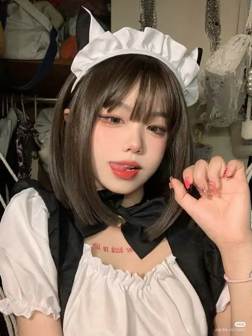 Bờm đăng ten trắng nổi bật trên mái tóc nâu thẳng, người mẫu đưa tay tạo dáng mèo nhỏ với ánh mắt mềm và nụ cười nhẹ
