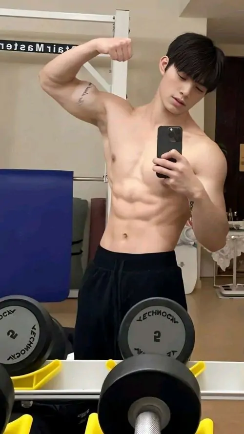 Anh nam gymer dep trong phong tap hien dai noi bat boi bap tay ran chac va phong cach truong thanh 2