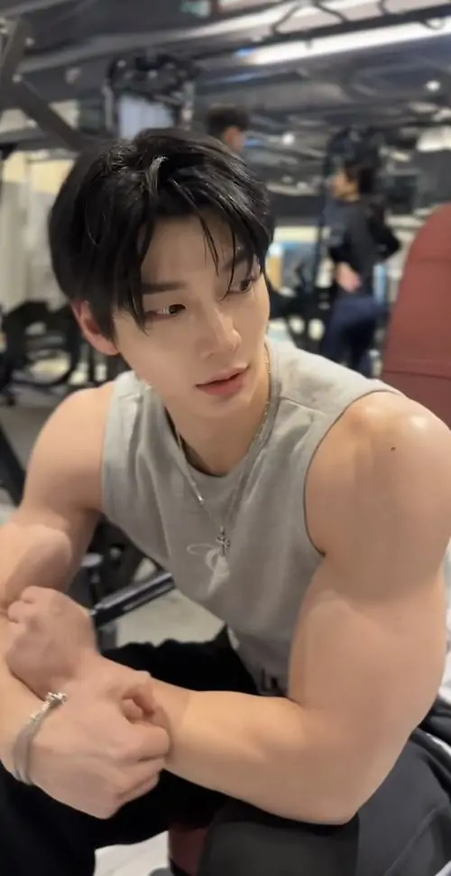 Anh nam gymer dep trong phong tap hien dai noi bat boi bap tay ran chac va phong cach truong thanh 5
