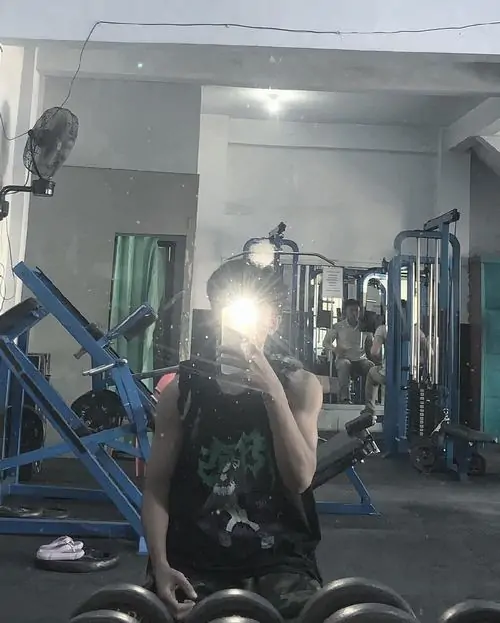 Anh nam gymer dep trong phong tap hien dai noi bat boi bap tay ran chac va phong cach truong thanh 7