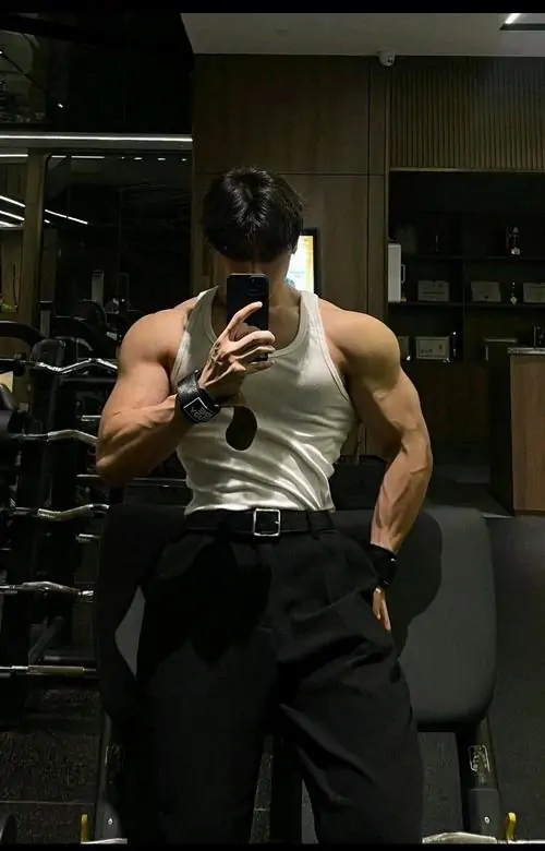 Anh nam gymer dep trong phong tap hien dai noi bat boi bap tay ran chac va phong cach truong thanh 8