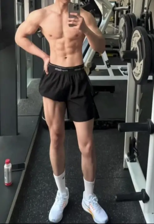 Anh nam gymer dep trong phong tap hien dai noi bat boi bap tay ran chac va phong cach truong thanh 9