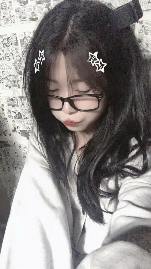 Gái xinh cute bên kệ sách gỗ, áo len cổ tròn, tóc mái thưa và ánh mắt chăm chú tạo không khí yên bình