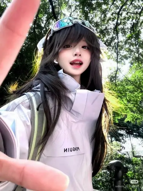 Áo cardigan màu kem bên cửa sổ nắng sớm, cô gái ôm sách trước ngực và mỉm cười nhẹ tạo nét thanh khiết