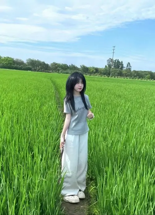 Cánh đồng hoa cúc vàng bao quanh cô gái mặc váy trắng, mái tóc xõa ngang lưng và dáng xoay người tạo cảm giác tươi mới
