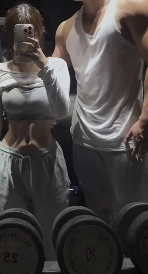 Anh trai co bap tap luyen truoc guong voi ao tank top toc gon va dang dung tu tin day suc hut 5