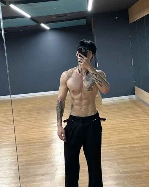 Anh trai co bap tap luyen truoc guong voi ao tank top toc gon va dang dung tu tin day suc hut 8