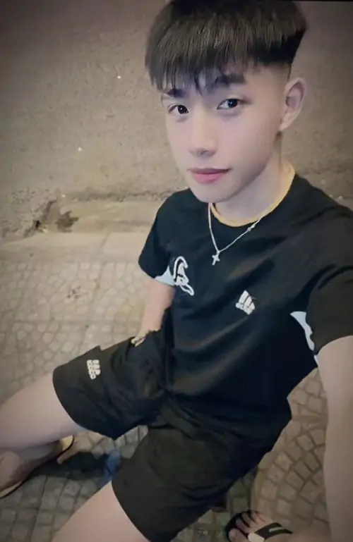 Áo đen đơn giản cùng sợi dây chuyền bạc làm cậu bạn tóc ngắn trông gọn gàng, ánh mắt nhìn nghiêng khá hiền trong góc phòng ấm