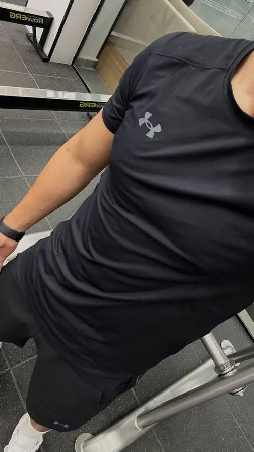 Anh trai dep phong gym khoe voc dang khoe ao ba lo om nguoi va anh mat tap trung cuon hut 1