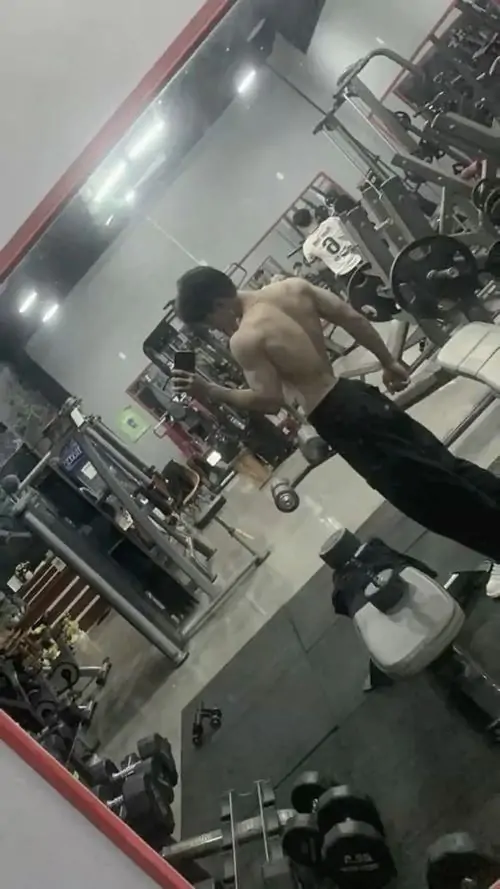Anh trai dep phong gym khoe voc dang khoe ao ba lo om nguoi va anh mat tap trung cuon hut 10