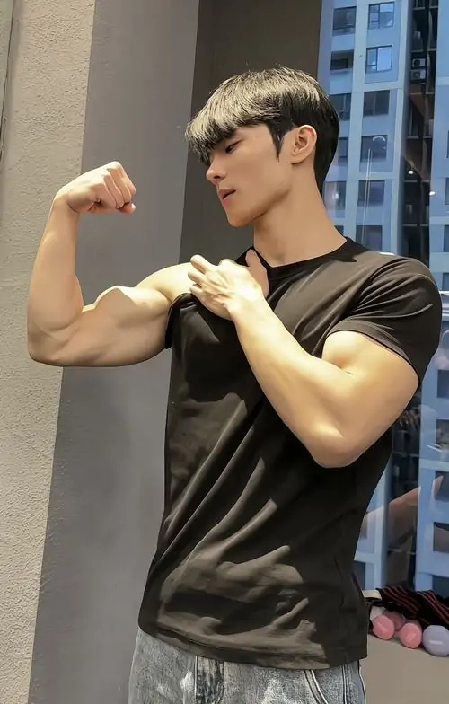 Anh trai dep phong gym khoe voc dang khoe ao ba lo om nguoi va anh mat tap trung cuon hut 11