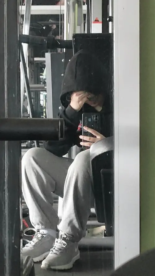 Anh trai dep phong gym khoe voc dang khoe ao ba lo om nguoi va anh mat tap trung cuon hut 12