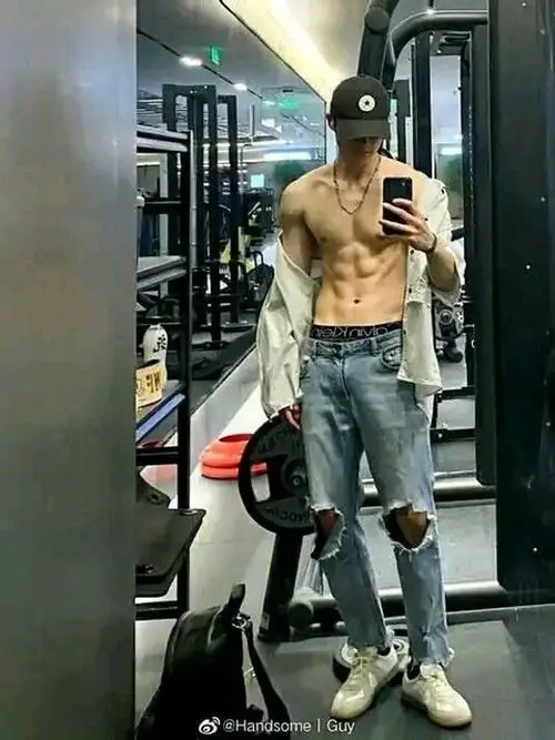 Anh trai dep phong gym khoe voc dang khoe ao ba lo om nguoi va anh mat tap trung cuon hut 14