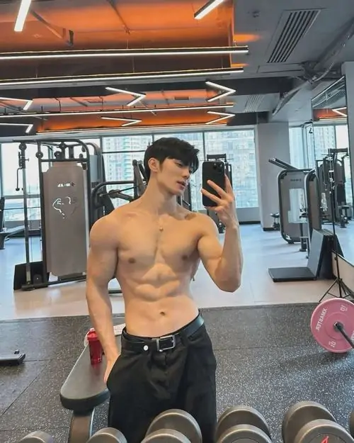 Anh trai dep phong gym khoe voc dang khoe ao ba lo om nguoi va anh mat tap trung cuon hut 2