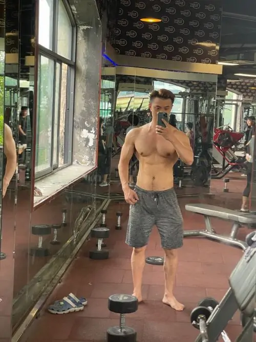 Anh trai dep phong gym khoe voc dang khoe ao ba lo om nguoi va anh mat tap trung cuon hut 3