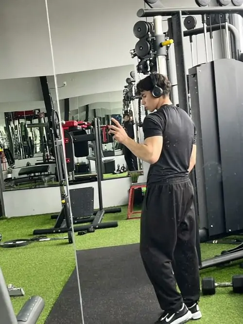 Anh trai dep phong gym khoe voc dang khoe ao ba lo om nguoi va anh mat tap trung cuon hut 4