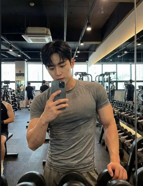 Anh trai dep phong gym khoe voc dang khoe ao ba lo om nguoi va anh mat tap trung cuon hut 5