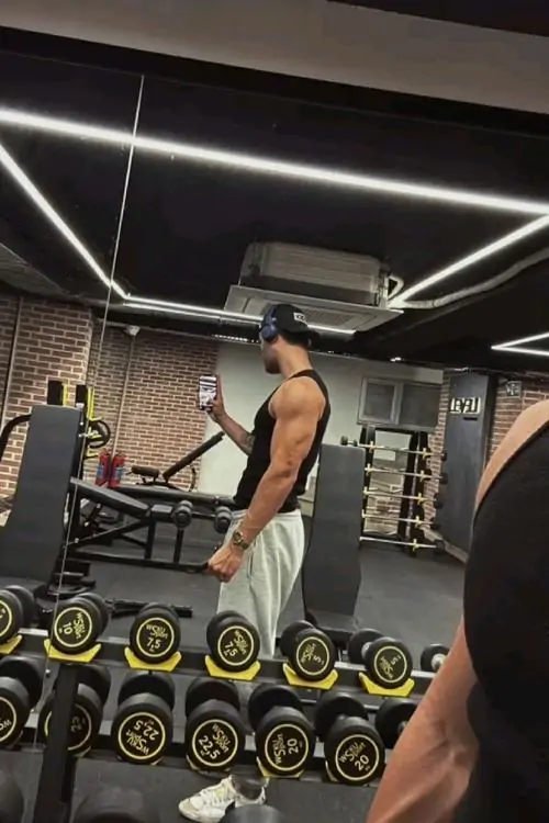 Anh trai dep phong gym khoe voc dang khoe ao ba lo om nguoi va anh mat tap trung cuon hut 6
