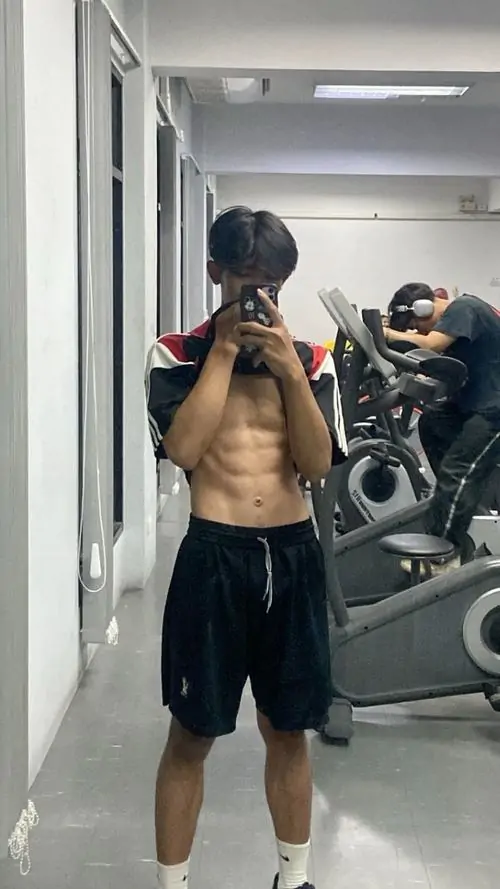 Anh trai dep phong gym khoe voc dang khoe ao ba lo om nguoi va anh mat tap trung cuon hut 7