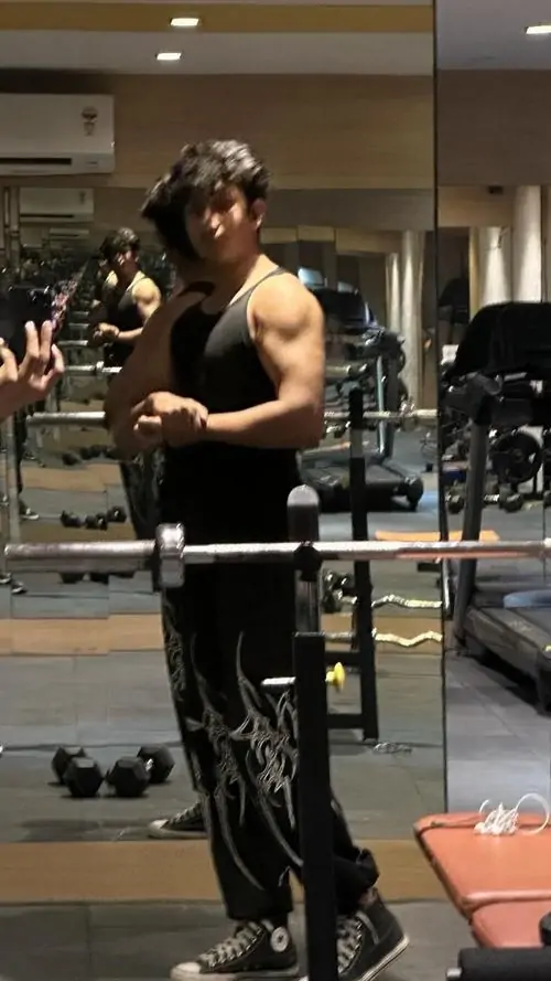 Anh trai dep phong gym khoe voc dang khoe ao ba lo om nguoi va anh mat tap trung cuon hut 9
