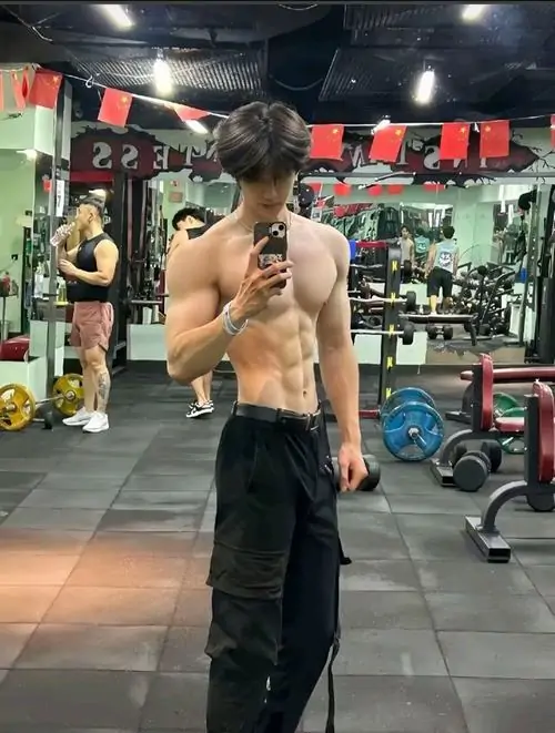 Anh trai tap gym voi body san chac vai rong co tay ro net va than thai nam tinh trong phong tap 1