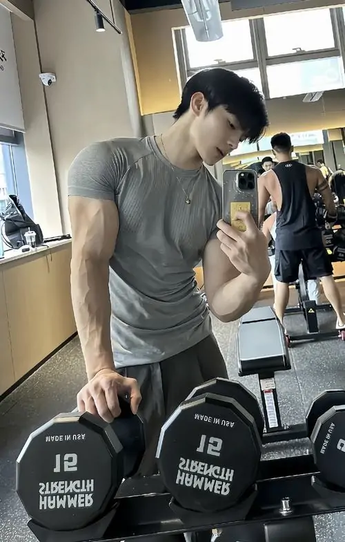 Anh trai tap gym voi body san chac vai rong co tay ro net va than thai nam tinh trong phong tap 10