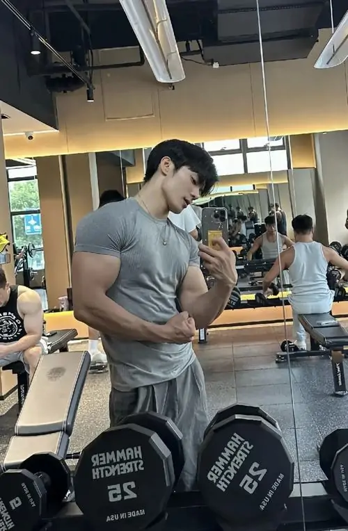 Anh trai tap gym voi body san chac vai rong co tay ro net va than thai nam tinh trong phong tap 11