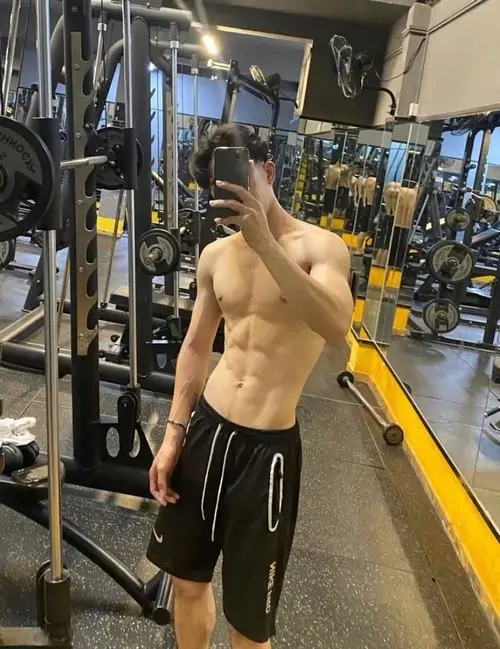 Anh trai tap gym voi body san chac vai rong co tay ro net va than thai nam tinh trong phong tap 12