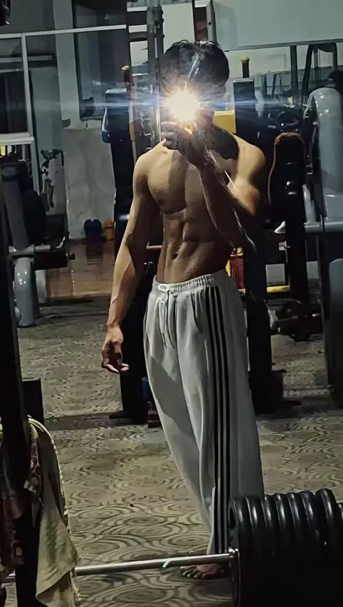 Anh trai tap gym voi body san chac vai rong co tay ro net va than thai nam tinh trong phong tap 13