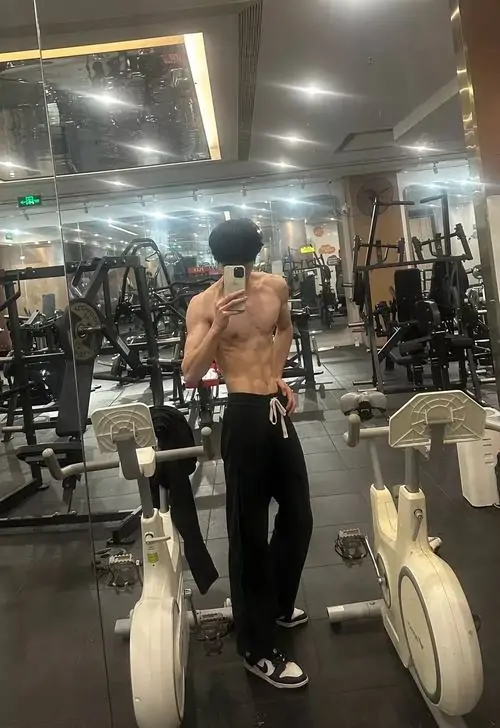 Anh trai tap gym voi body san chac vai rong co tay ro net va than thai nam tinh trong phong tap 14