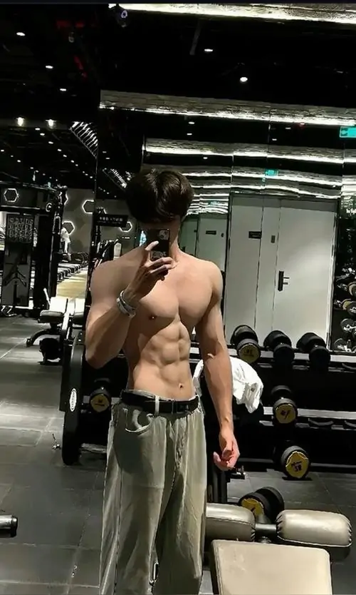 Anh trai tap gym voi body san chac vai rong co tay ro net va than thai nam tinh trong phong tap 15