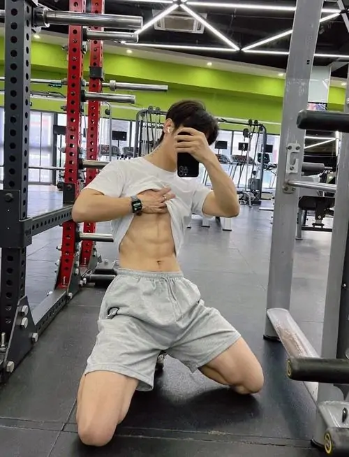 Anh trai tap gym voi body san chac vai rong co tay ro net va than thai nam tinh trong phong tap 17
