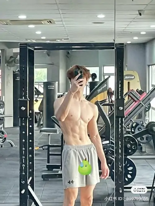 Anh trai tap gym voi body san chac vai rong co tay ro net va than thai nam tinh trong phong tap 18