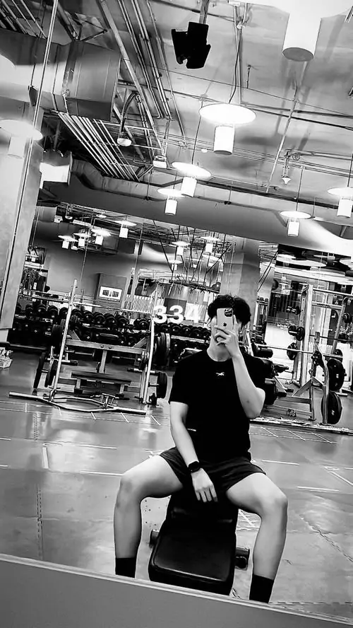 Anh trai tap gym voi body san chac vai rong co tay ro net va than thai nam tinh trong phong tap 2