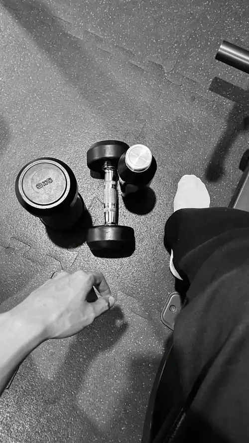 Anh trai tap gym voi body san chac vai rong co tay ro net va than thai nam tinh trong phong tap 3