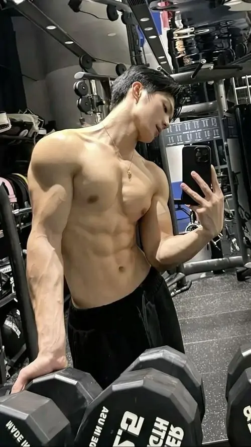 Anh trai tap gym voi body san chac vai rong co tay ro net va than thai nam tinh trong phong tap 4