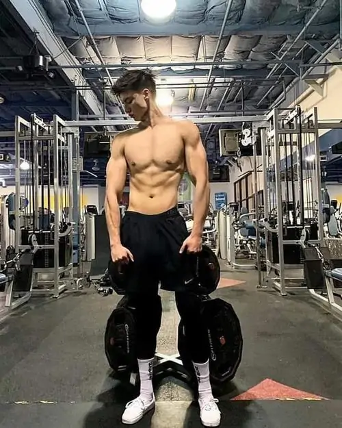Anh trai tap gym voi body san chac vai rong co tay ro net va than thai nam tinh trong phong tap 6