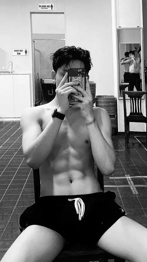 Anh trai tap gym voi body san chac vai rong co tay ro net va than thai nam tinh trong phong tap 7