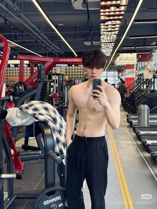 Anh trai tap gym voi body san chac vai rong co tay ro net va than thai nam tinh trong phong tap 8