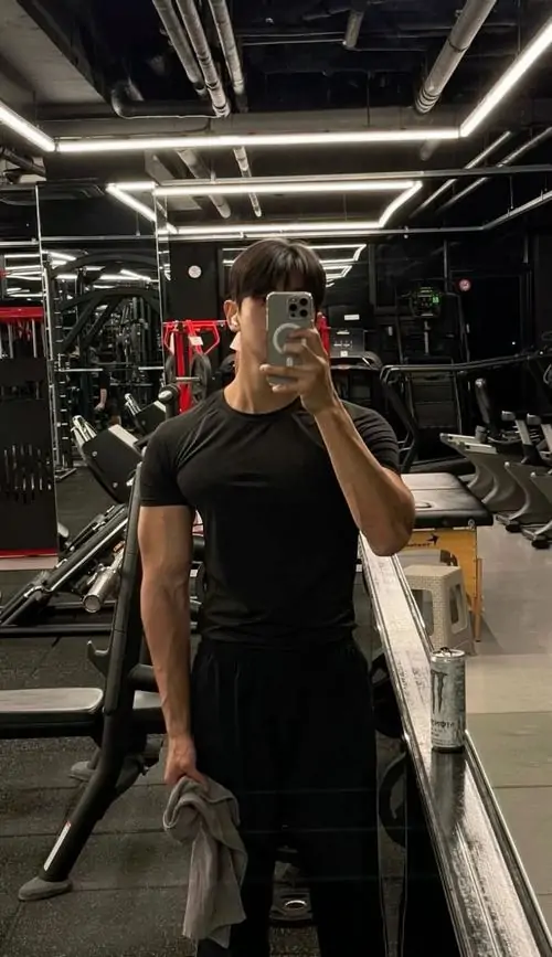 Anh trai tap gym voi body san chac vai rong co tay ro net va than thai nam tinh trong phong tap 9