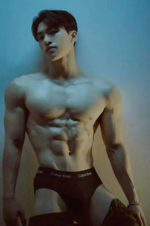 Ảnh hot boy phòng tập Việt Nam trong tông xanh lạnh, chàng trai mặc quần lót thể thao, tóc ướt, cơ ngực nổi rõ dưới ánh sáng studio