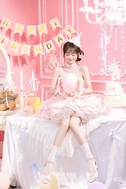 Góc sân khấu Hello Kitty làm nền cho gái xinh mặc pinky, váy ngắn xòe và nụ cười trong trẻo tạo nét dễ thương