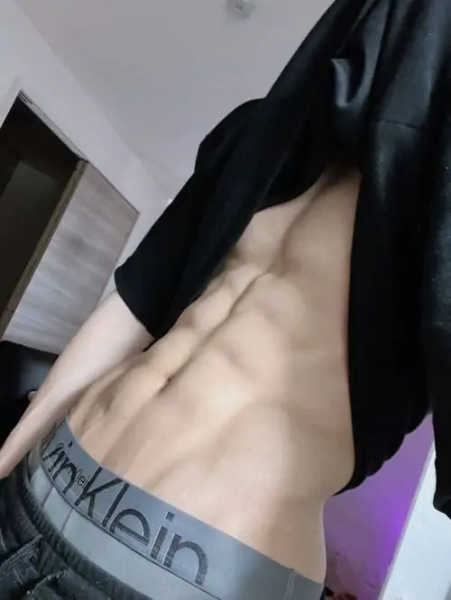 Ô gạch caro dưới chân tạo điểm nhìn lạ cho cơ liên sườn đẹp, áo đen mở hờ và bàn tay cầm khăn trắng