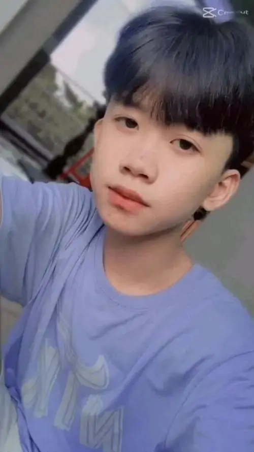 Áo thun xanh tím làm bạn nam K11 thêm sáng da, tóc mái cắt đều và biểu cảm nhìn thẳng mang nét ngoan