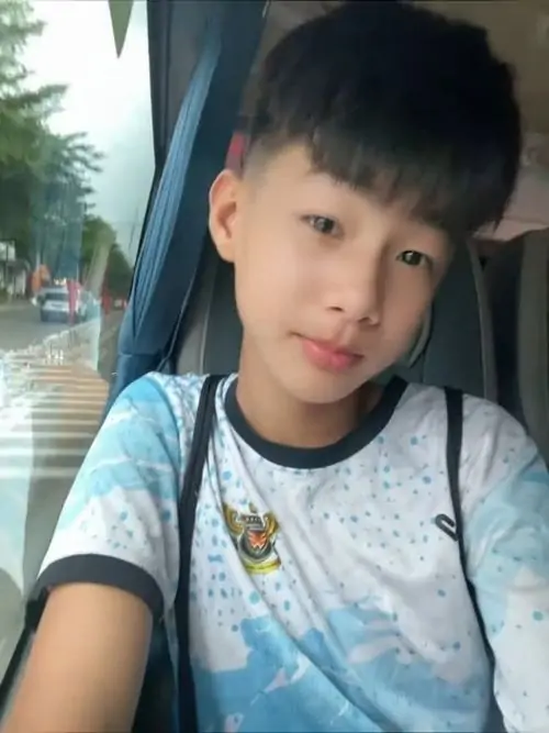 Cậu bé mặc áo jacket đen đang nhìn thẳng với vẻ mặt cool ngầu.