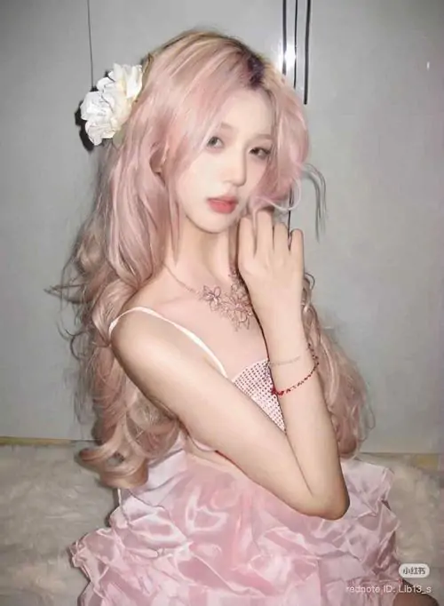 Dây áo mảnh kết hợp thắt lưng nơ tôn dáng, người mẫu đứng trước phông nền nghệ thuật với thần thái tự tin