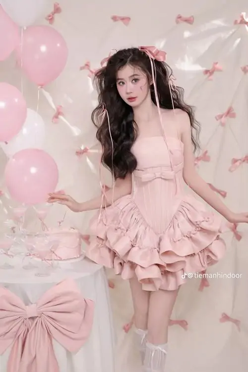 Tóc ngắn nhuộm hồng ôm gương mặt nhỏ, cô nàng mặc áo thun pastel nhìn sang bên trong không khí đời thường