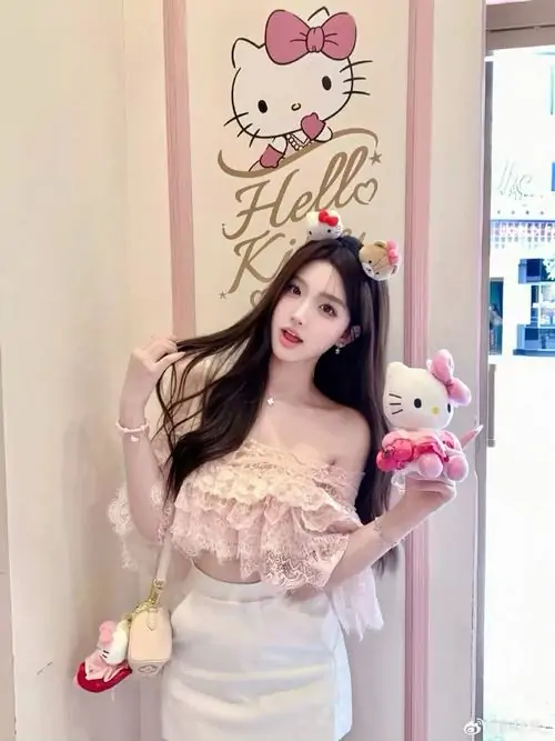 Phòng ngủ công chúa phủ tone pastel, người mẫu mặc áo tay bồng hồng nhạt ngồi cạnh gấu bông lớn và cười duyên