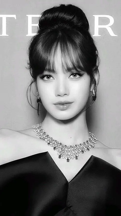 Ảnh đen trắng của hình giai nhân thế giới làm nổi bật đôi mắt, tóc mái mảnh và trang sức lấp lánh trên nền tạp chí